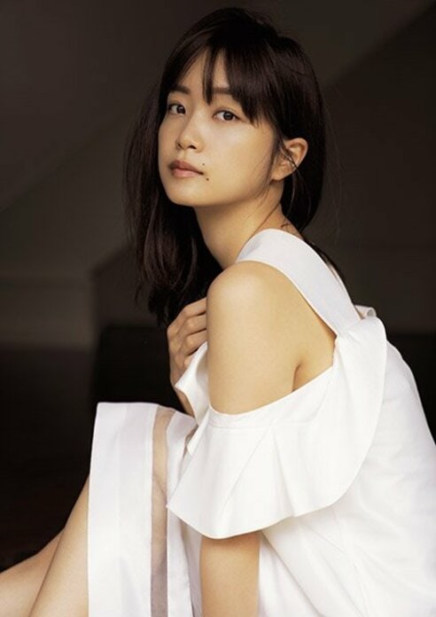 元乃木坂・深川麻衣 3年ぶりグラビアでメガネ＆濡れ髪ショット披露