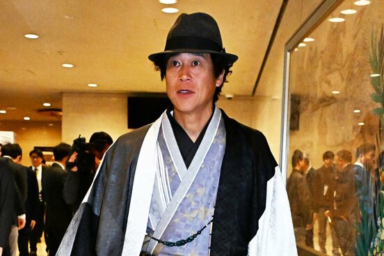 仕事始めに独創的ないでたちで出席したソフトバンク・城島健司ＣＢＯ