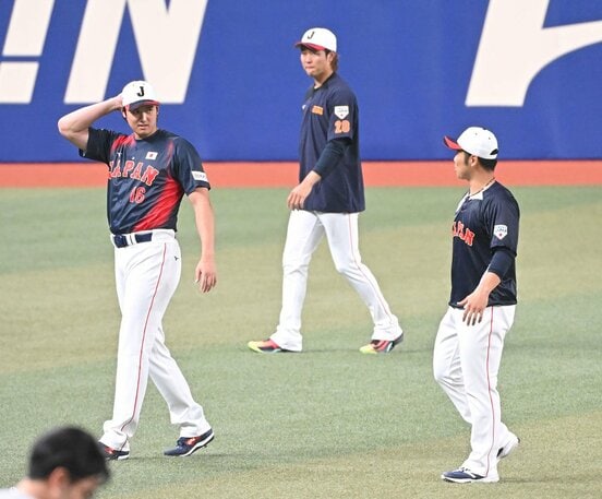 近藤健介（右）と話す大谷翔平