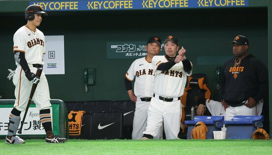 8回に代打を告げる阿部慎之助監督
