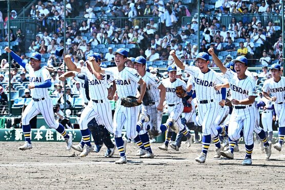 決勝進出を決めアルプスへ駆け出す健大高崎ナイン