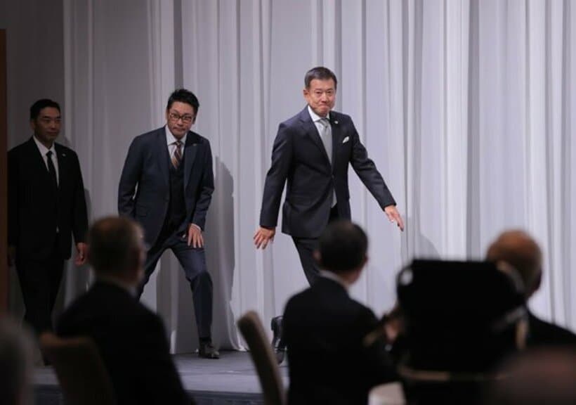  阿部二軍監督(左)も「出陣式」で登壇した（代表撮影）