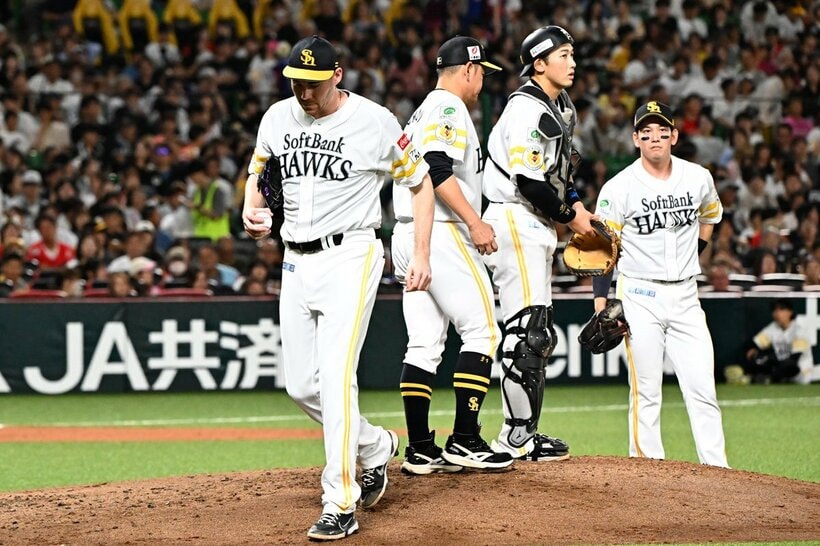２回途中で降板するソフトバンク・スチュワート（左）