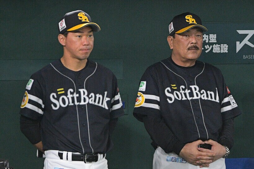 長谷川勇也コーチ（左）と藤本博史監督