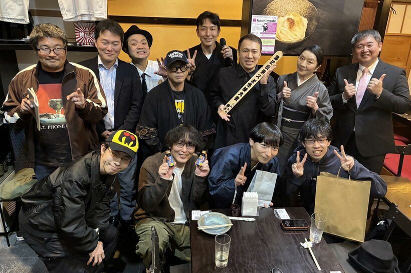 怪談大賞の出演者ら。後列の卒塔婆保持者が大賞の梅木さん。前列右端と同２人目が、いずれも受賞者の遊ビ人Ｓｔｕｄｉｏさん、日暮屋さん