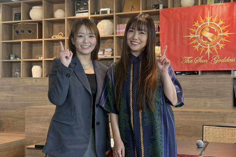 異色タッグを結成したSareee(左)と島谷ひとみ