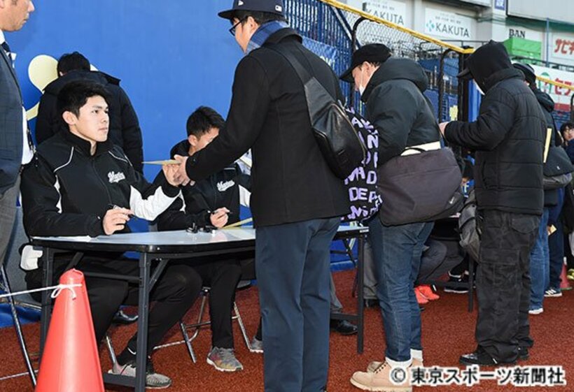  佐々木のサイン会には大勢のファンが詰めかけた