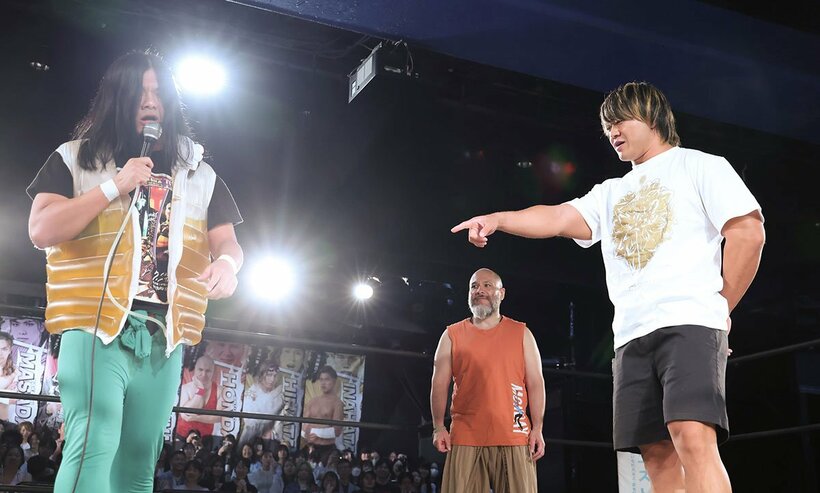 両国大会でタッグを組むアントーニオ本多(奥)と遠藤哲哉。左は佐々木大輔