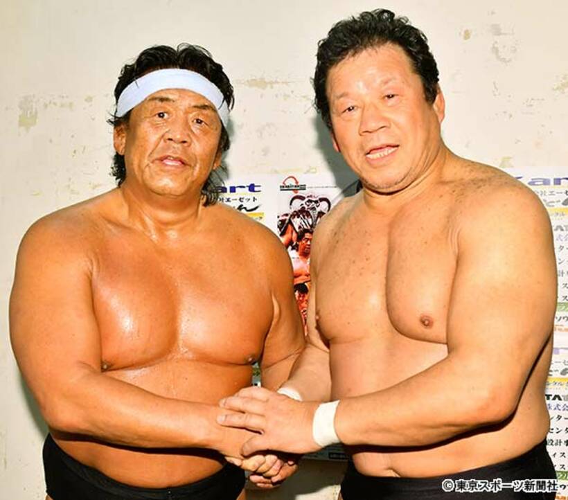  長州力（左）と藤波