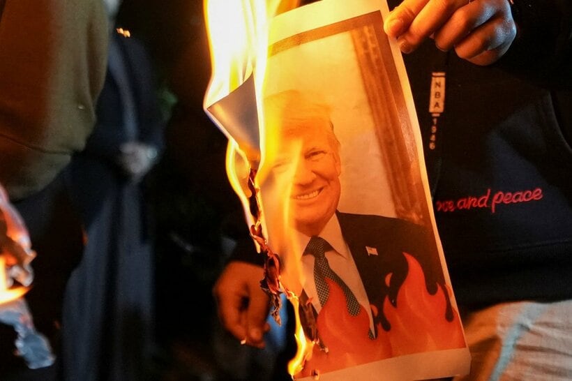 トランプ大統領の写真が燃やされる様子（ロイター）