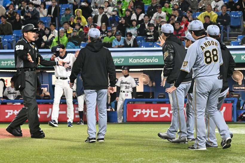 ８回、森下への危険な投球で色めき立った両軍