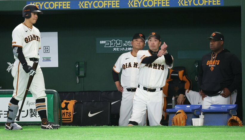 ８回に代打を告げる阿部慎之助監督