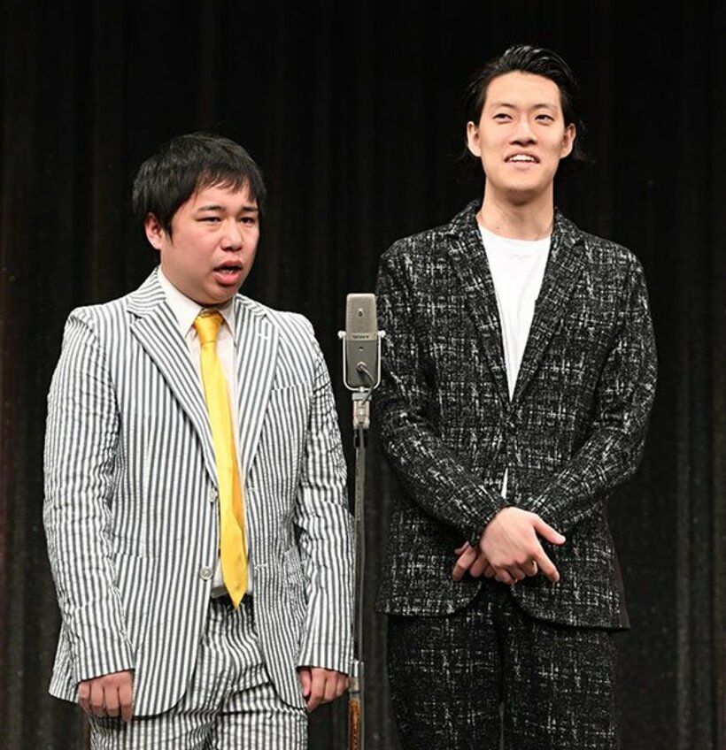  霜降り明星のせいや（左）と粗品