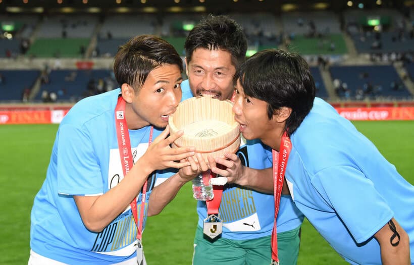  昨年のルヴァンカップ優勝時の小林悠㊧と中村憲剛