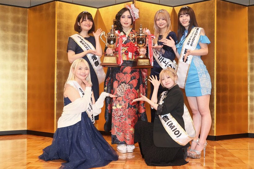 上段左から澪奈、上谷沙弥、三上ひびき、瑚春。下段左からＭｉｉ、澪音（ＭＩＯ）