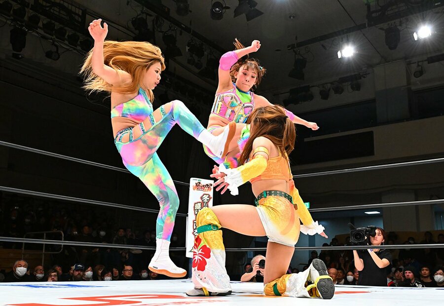 金屋あんね(右)を連係して攻める葉月(左)とフワちゃん