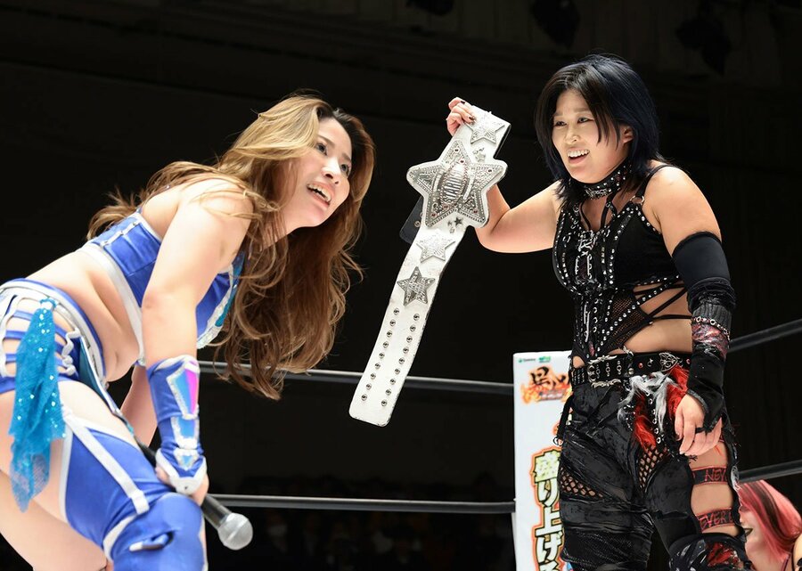 2・13後楽園で王者・小波(右)に挑戦表明を行った妃南