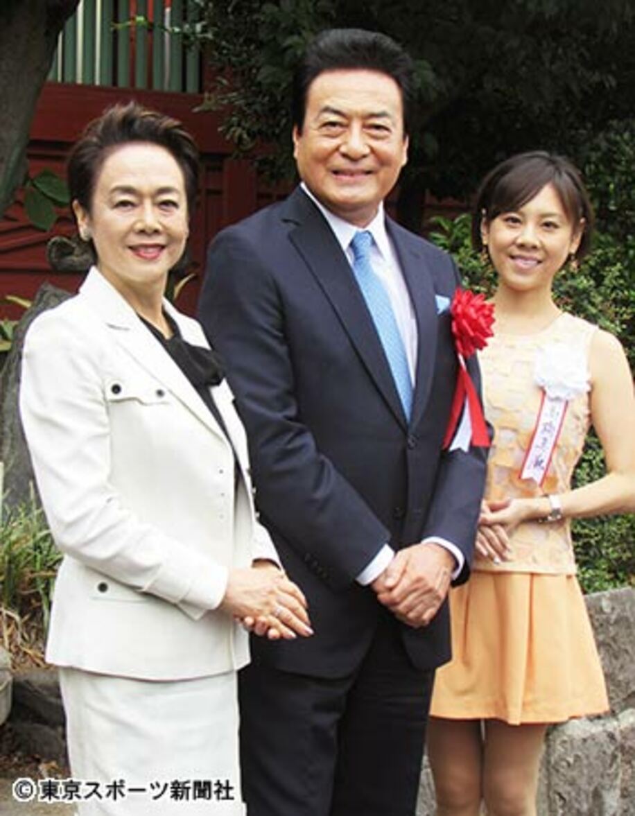 第２回「野村胡堂文学賞」で特別賞を受賞した高橋英樹（中）を祝福する高橋真麻（右）。左は夫人の小林亜紀子