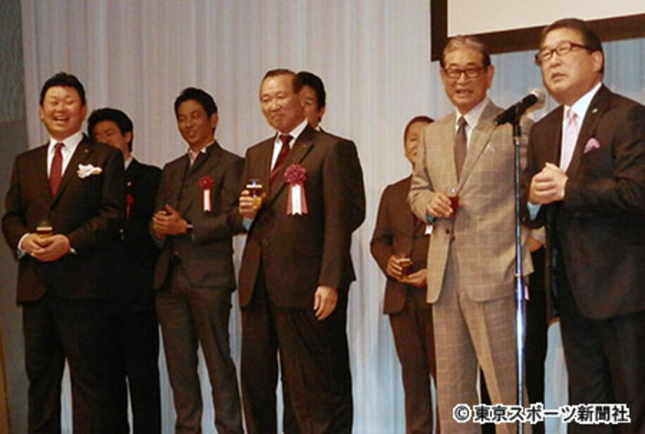 激励会で徳光和夫アナ（右）のトークに爆笑する大久保監督（左）