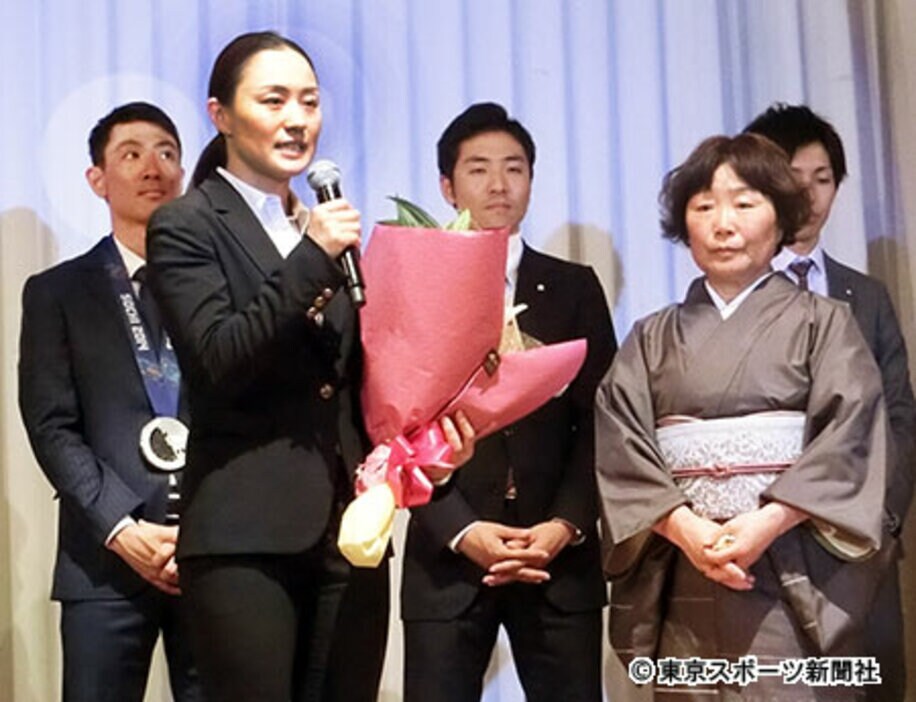 シーズン報告会で母・圭子さん（右）から花束贈呈をうけた上村