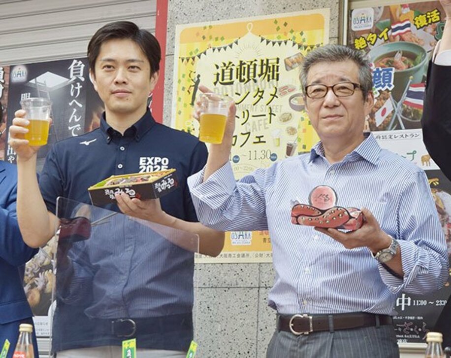  吉村洋文大阪府知事（左）と松井一郎大阪市長