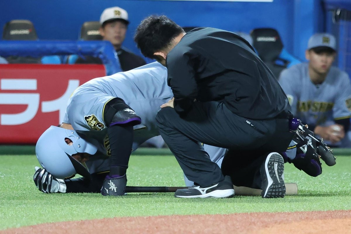 ２８日の試合で自打球を足に当て悶絶する阪神・森下