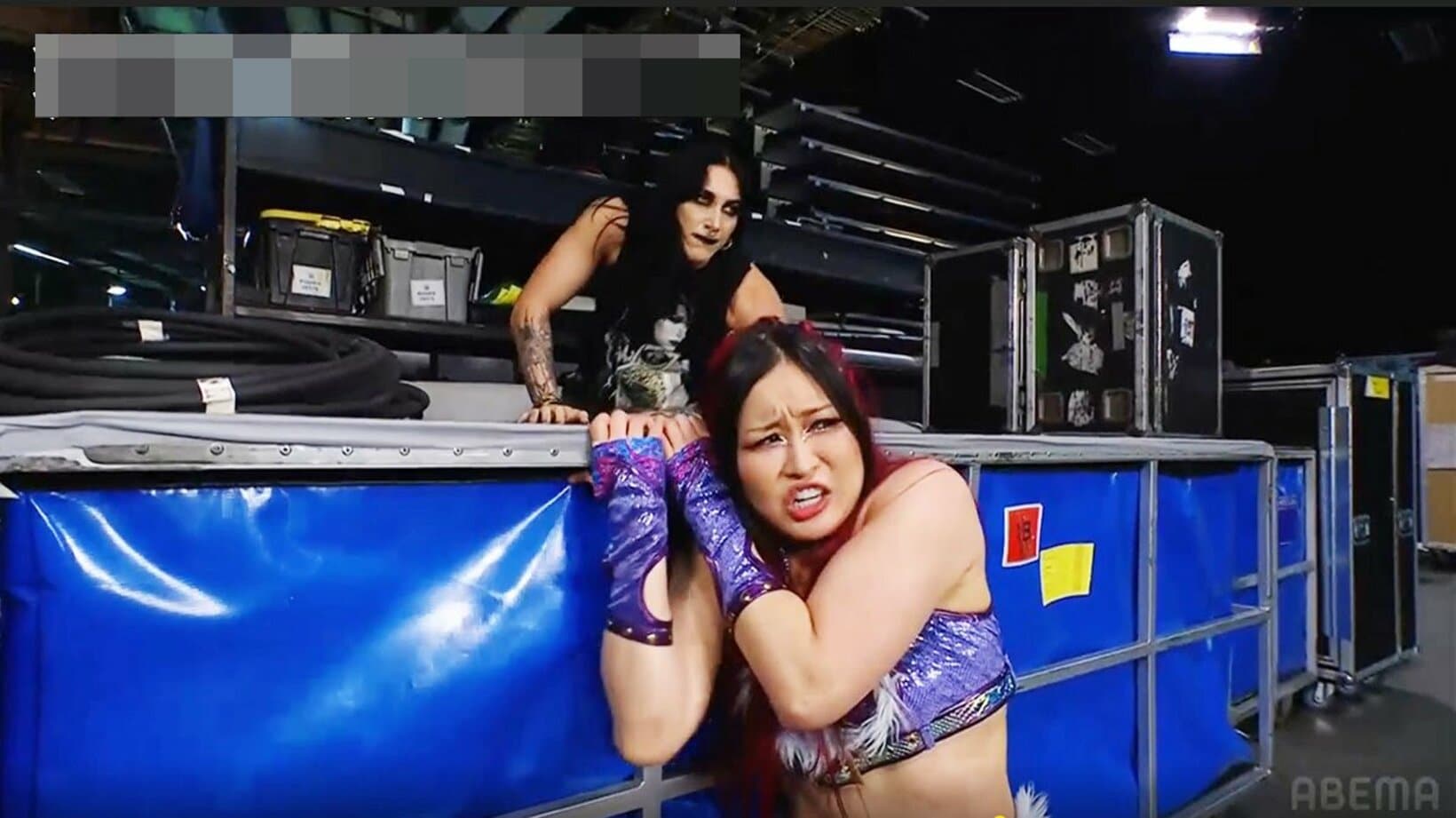 試合前に襲撃されたイヨ(下)とリア（©AbemaTV, Inc.）