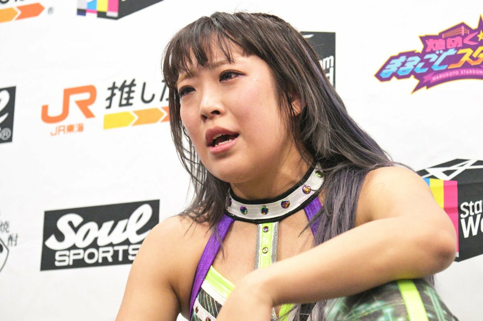 バックステージで涙したAZM