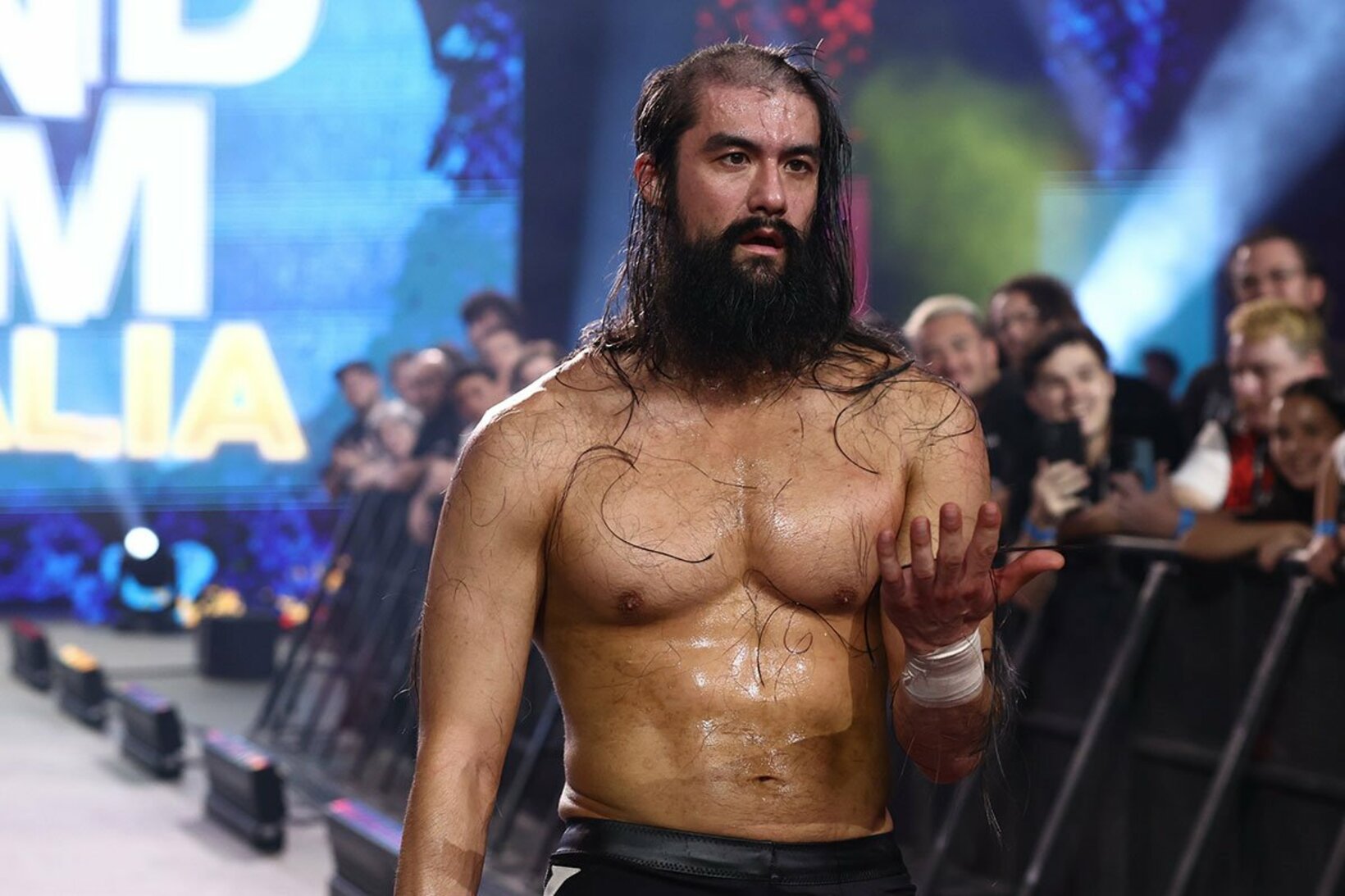 落ち武者ヘアとなったユウタは呆然（©All Elite Wrestling）