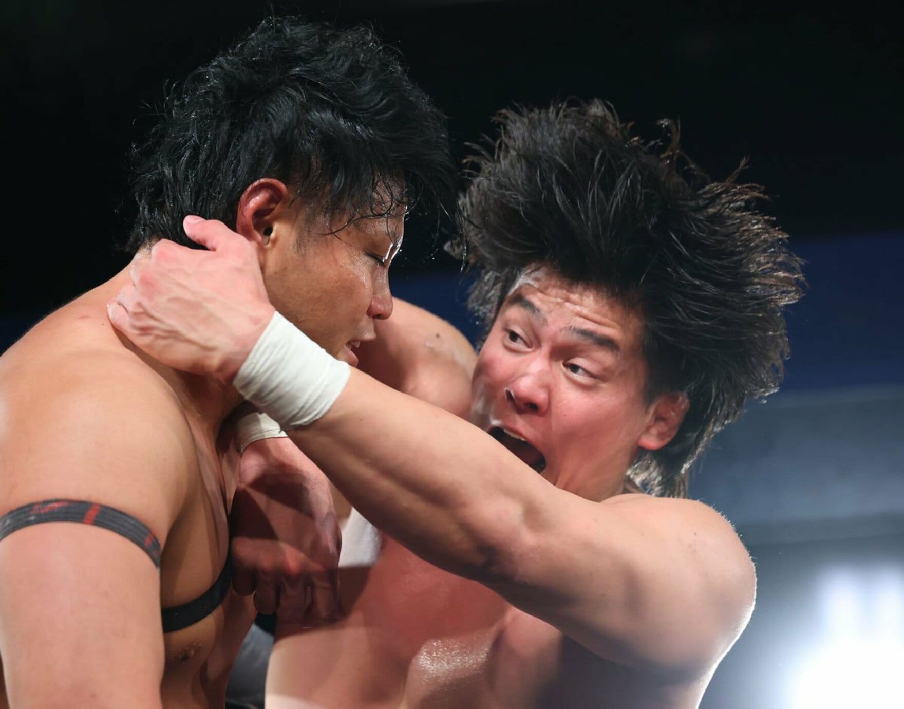 加藤良輝（左）を攻める安齊勇馬