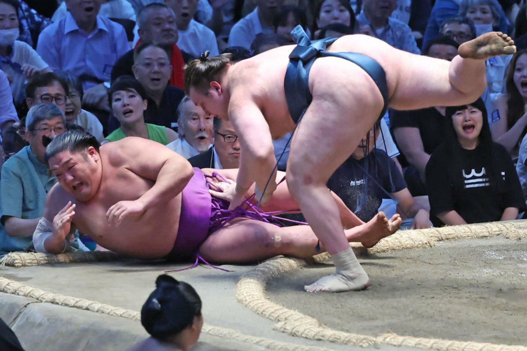 尊富士(左)を寄り倒した安青錦