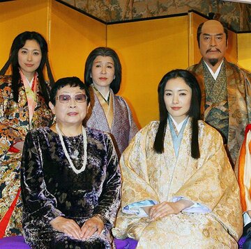  ２００８年、新春ワイド時代劇「寧々〜おんな太閤記」の記者会見で前列に並んだ橋田壽賀子さんと仲間由紀恵