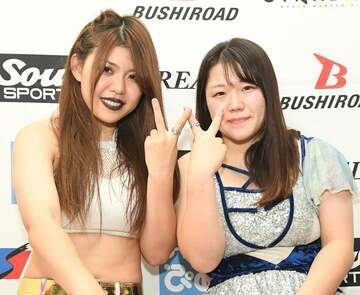  優勝リングをはめ笑顔の葉月(左)とコグマ(東スポWeb)