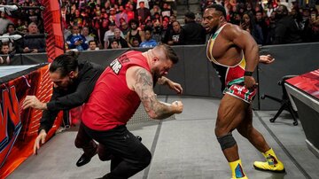  王座防衛後にビッグE（右）はセス・ロリンズ（左）とケビン・オーエンズを襲撃(©2021 WWE, Inc. All Rights Reserved.)