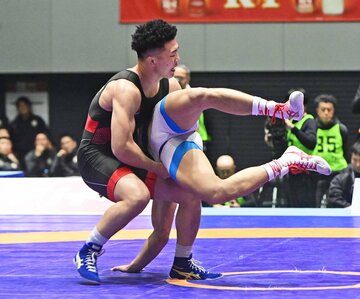 決勝で堀北一咲望(左)を持ち上げる日下尚
