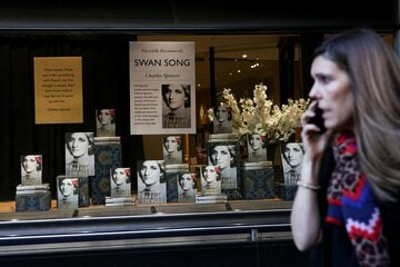 ロンドンの書店に並ぶスペンサー伯爵の回顧録（ロイター）