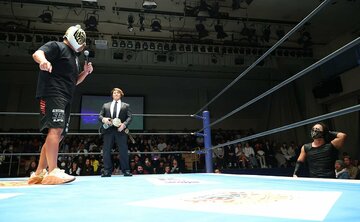 ＤＯＵＫＩ（右）に挑戦表明するタイガーマスク
