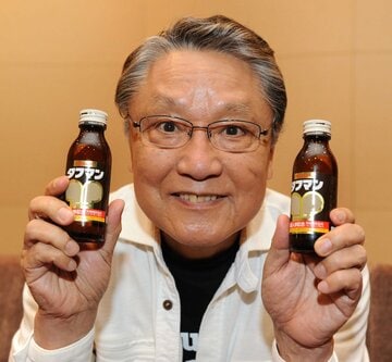 タフマンを握りしめる伊東四朗