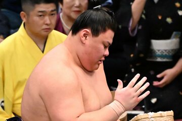 殊勲の大金星を挙げた義ノ富士