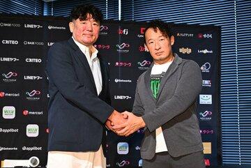 引退を発表した谷口周平。右は丸藤正道
