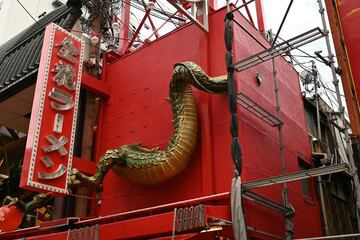 切られた金龍ラーメンの立体看板の龍のしっぽ