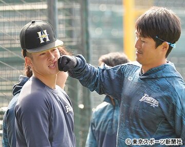  高柳トレーナー（右）に闘魂を注入された吉田輝星