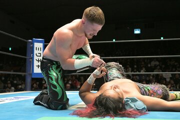 2・2後楽園ではフランシスコ・アキラ(上)にまさかの３カウントを奪われた高橋ヒロム
