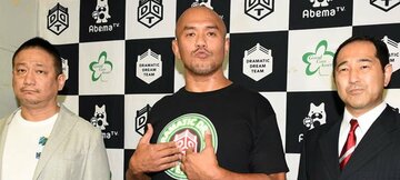  左から高木三四郎、秋山準、福田剛紀全日本プロレス社長