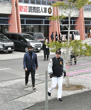 菅野のブルペンを見るために移動してきた巨人・原監督(右)と「ご来賓」