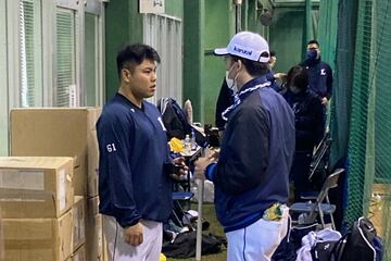 松井監督（右）と話し込む平良