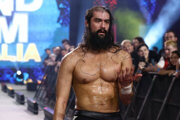 落ち武者ヘアとなったユウタは呆然（©All Elite Wrestling）