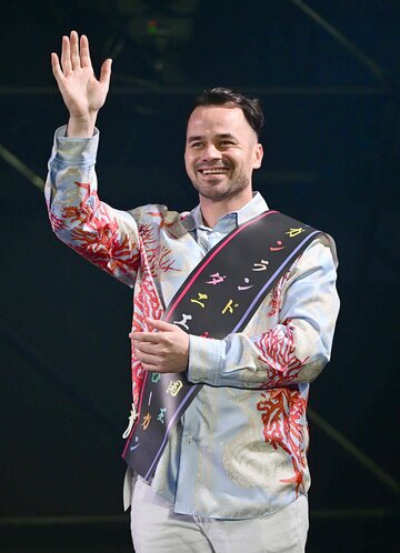 タスキ着用で登場したダニエル・ローガン　