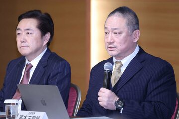 日本プロレスリング連盟代表理事に就任した高木三四郎（右）