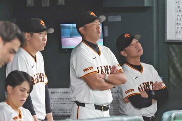 首位攻防第１Ｒは、広島に力負けとなってしまった巨人・阿部監督(中)